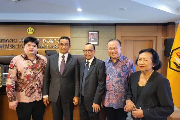 Henry Husada menghadiri promosi doktoral pendiri sekaligus CEO KBA News Ramadhan Pohan di Universitas Padjadjaran, Jatinangor Bandung, Senin 19 Februari 2024