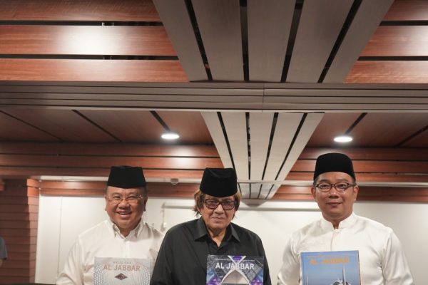 Henry Husada Temani Sahabat Lama Kunjungi Masjid Al Jabbar