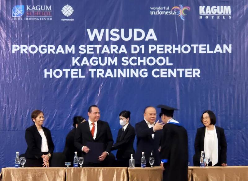 Henry Husada Ajak Wisudawan Kagum School untuk Jadi Profesional Unggul di Industri Perhotelan